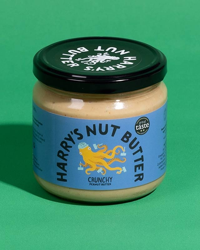Harry's Nut Butter – Crunchy Erdnuss - 330g in Glas mit blauem Etikett und gelbem Oktopus, ideal für Toast oder Porridge. Vegan, ohne Konservierungsstoffe.