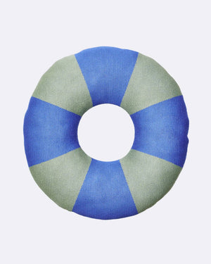 Chic.Mic Donut Kissen Blueberry, gestricktes Kissen in Donut-Form mit blauen und grünen Segmenten, 50 cm Durchmesser, aus 100% Baumwolle, ideal für gemütliche Wohnakzente.