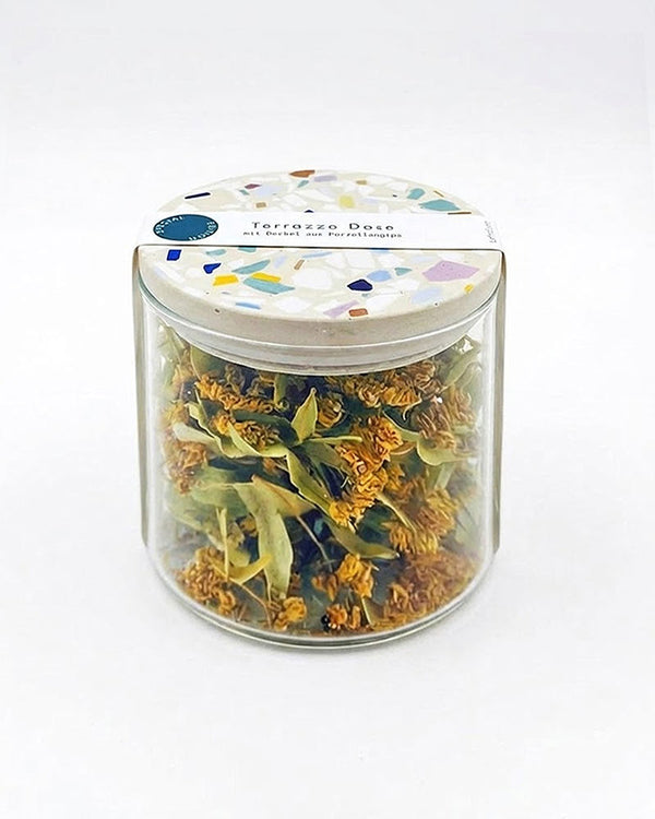 Dose 700ml Terrazzo Bold Sand Glas mit luftdichtem, handgefertigtem Terrazzo-Deckel, gefüllt mit getrockneten Blüten und Blättern, ideal zur Aufbewahrung von Tee oder Gewürzen.