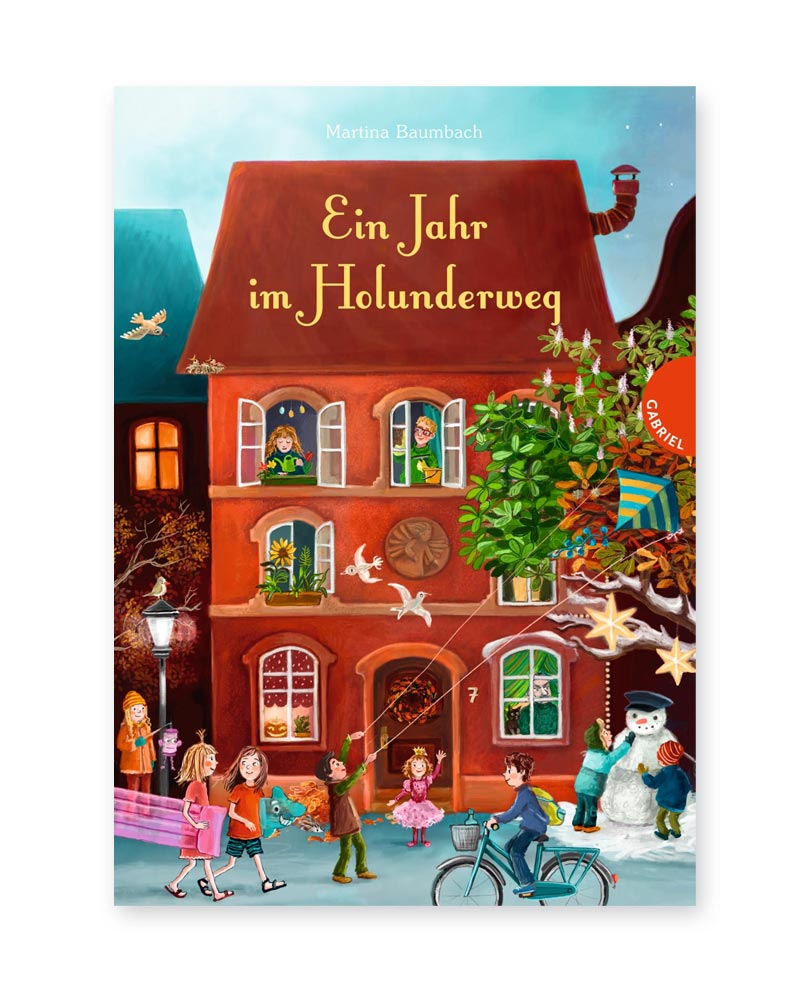 Buchcover von Ein Jahr im Holunderweg: Rote Ziegelhaus-Szene mit Kindern, die saisonale Aktivitäten zeigen, symbolisiert ein Jahr voller Abenteuer und Freundschaft.
