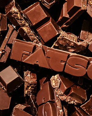 DRUNKN' MONKEY Dunkle Schokolade (60%) mit Gewürzrum, Bananenchips, gesalzene Cracker