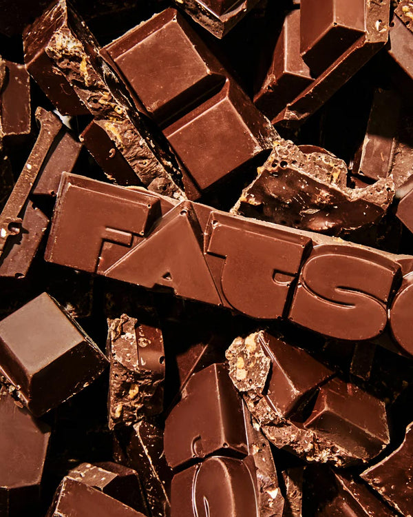 DRUNKN' MONKEY Dunkle Schokolade (60%) mit Gewürzrum, Bananenchips, gesalzene Cracker