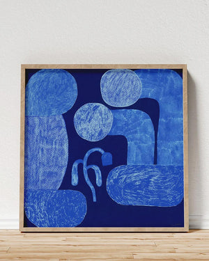 The Flower FineArt Print von Jan Kruse zeigt eine abstrakte Komposition in Blautönen auf hochwertigem Hahnemühle-Papier, ideal für moderne Wohnräume.