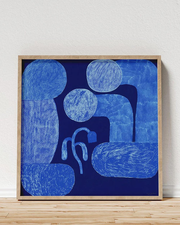 The Flower FineArt Print von Jan Kruse zeigt eine abstrakte Komposition in Blautönen auf hochwertigem Hahnemühle-Papier, ideal für moderne Wohnräume.