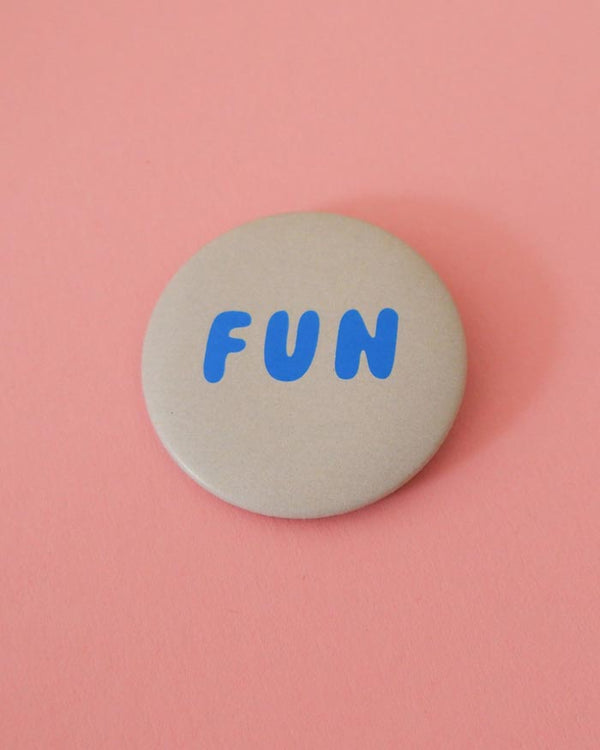 Beiger Runder Button Fun Blaue Schrift tinyday