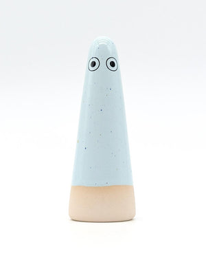 Kleiner, handgefertigter Keramikgeist Ghost No. 2 von Anders Arhoj, mit blauer Glasur und natürlichen Tonakzenten, inspiriert von der Shinto-Philosophie.