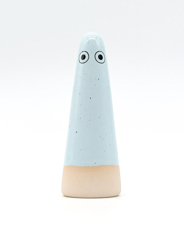 Kleiner, handgefertigter Keramikgeist Ghost No. 2 von Anders Arhoj, mit blauer Glasur und natürlichen Tonakzenten, inspiriert von der Shinto-Philosophie.