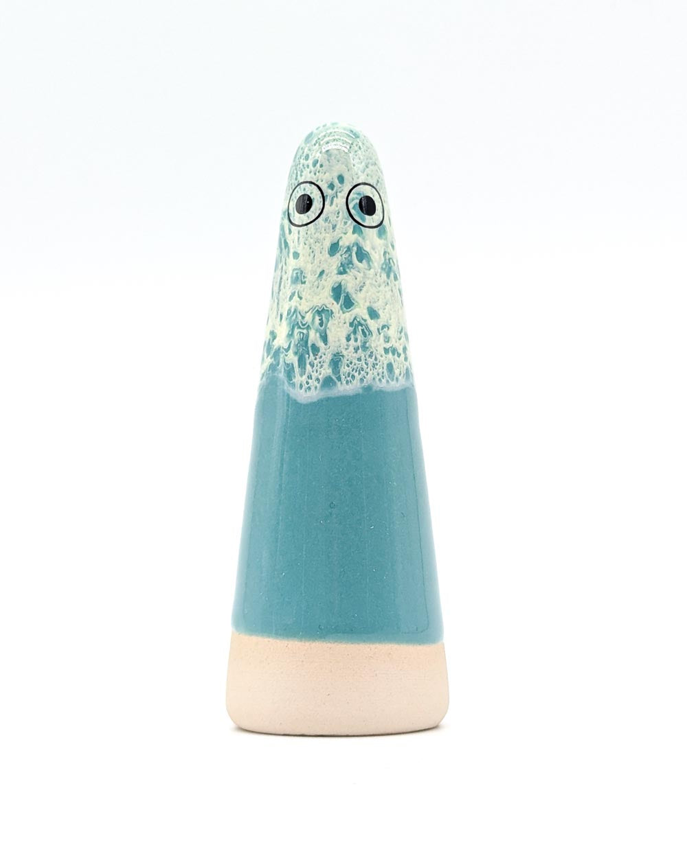 Keramikfigur Ghost No. 5: Kegelförmig, mit ungebrannter Tonbasis, glatter türkisfarbener Mitte und schaumartiger weiß-grüner Spitze; handgefertigt von Anders Arhoj.