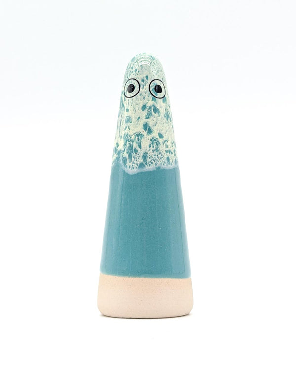Keramikfigur Ghost No. 5: Kegelförmig, mit ungebrannter Tonbasis, glatter türkisfarbener Mitte und schaumartiger weiß-grüner Spitze; handgefertigt von Anders Arhoj.