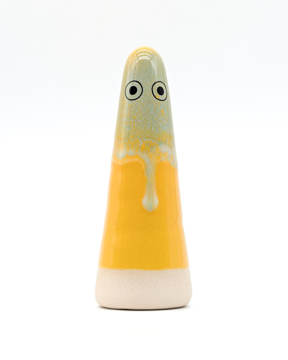 Keramikfigur Ghost No. 8 mit schwarzem Augenpaar, glattem, ungeglastem Unterteil, gelbem Mittelteil und grünlich-blauer Glasur, handgefertigt von Studio Arhoj.