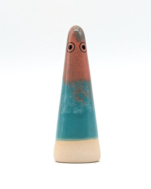 Keramikfigur Ghost No. 9: Handgefertigter, dreifarbig glasierter Geist mit Augen, designed von Studio Arhoj, vielseitig verwendbar als Deko oder praktischer Alltagshelfer.