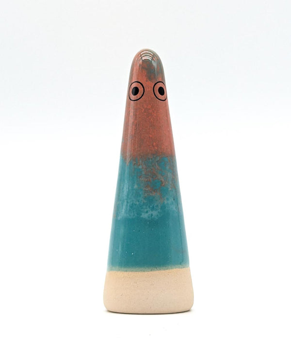 Keramikfigur Ghost No. 9: Handgefertigter, dreifarbig glasierter Geist mit Augen, designed von Studio Arhoj, vielseitig verwendbar als Deko oder praktischer Alltagshelfer.