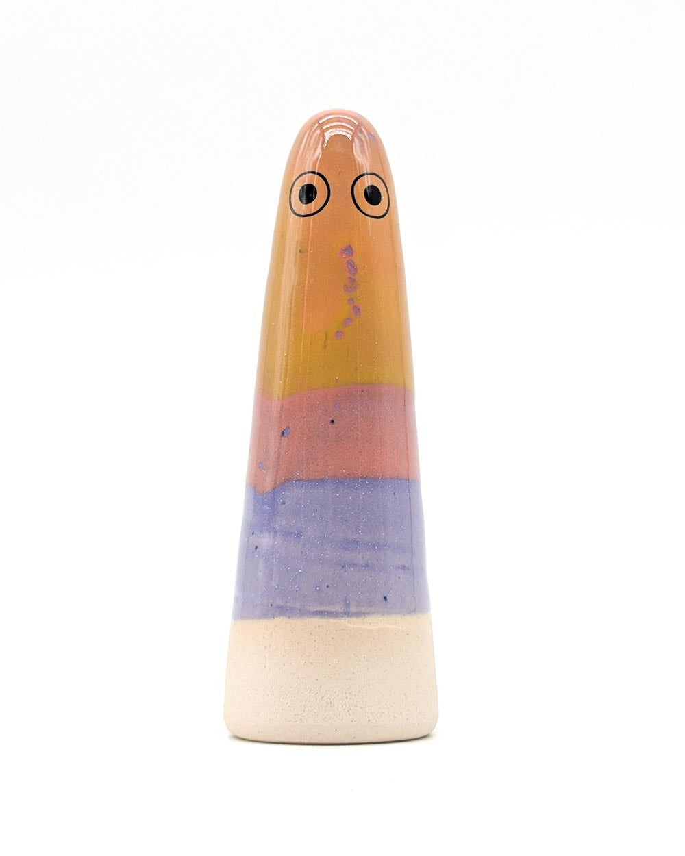 Keramikfigur Ghost No. 10 von Studio Arhoj, handgefertigt mit vier farbigen Streifen und bemaltem Gesicht, inspiriert von der Shinto-Religion, dekorativ und vielseitig nutzbar.