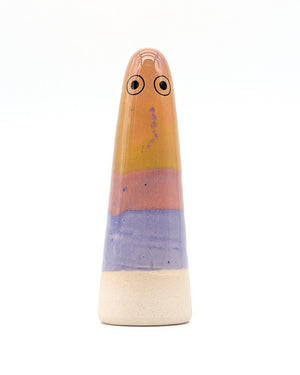 Keramikfigur Ghost No. 10 von Studio Arhoj, handgefertigt mit vier farbigen Streifen und bemaltem Gesicht, inspiriert von der Shinto-Religion, dekorativ und vielseitig nutzbar.