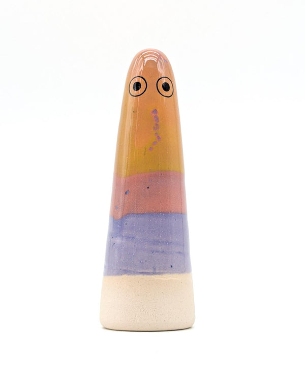 Keramikfigur Ghost No. 10 von Studio Arhoj, handgefertigt mit vier farbigen Streifen und bemaltem Gesicht, inspiriert von der Shinto-Religion, dekorativ und vielseitig nutzbar.