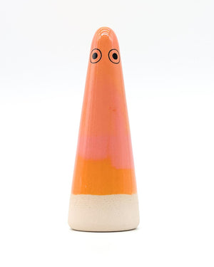 Keramikfigur Ghost No. 11 von Studio Arhoj; handgeformt, dreifarbig, mit Augen. Vielseitig einsetzbar, inspiriert von Shinto-Traditionen, hergestellt in Dänemark.