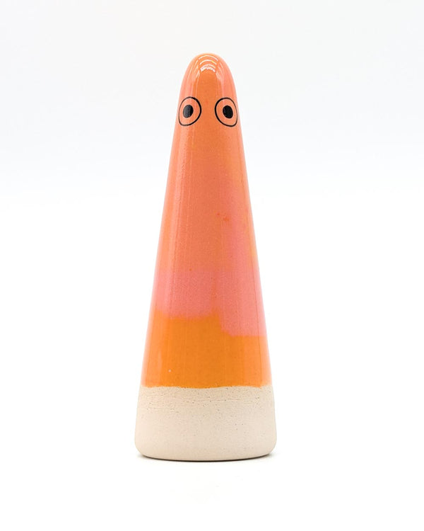 Keramikfigur Ghost No. 11 von Studio Arhoj; handgeformt, dreifarbig, mit Augen. Vielseitig einsetzbar, inspiriert von Shinto-Traditionen, hergestellt in Dänemark.