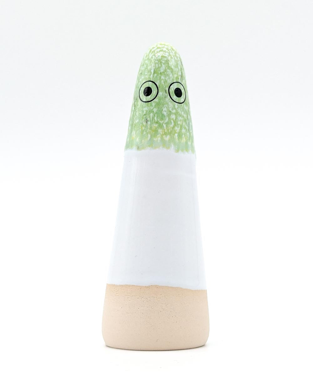 Keramikfigur Ghost No. 12 mit glasiertem Kopf in Grün und Weiß, unglasierter Tonbasis. Handgefertigt von Studio Arhoj, inspiriert von Shinto-Ideen.