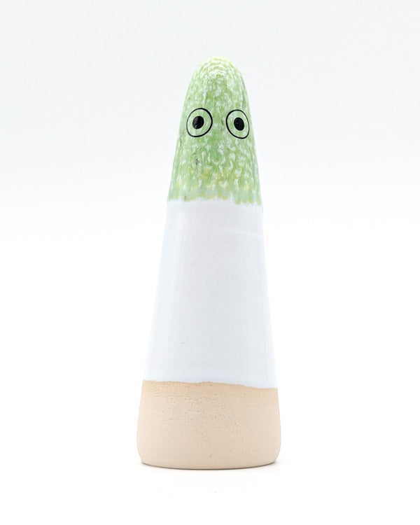 Keramikfigur Ghost No. 12 mit glasiertem Kopf in Grün und Weiß, unglasierter Tonbasis. Handgefertigt von Studio Arhoj, inspiriert von Shinto-Ideen.