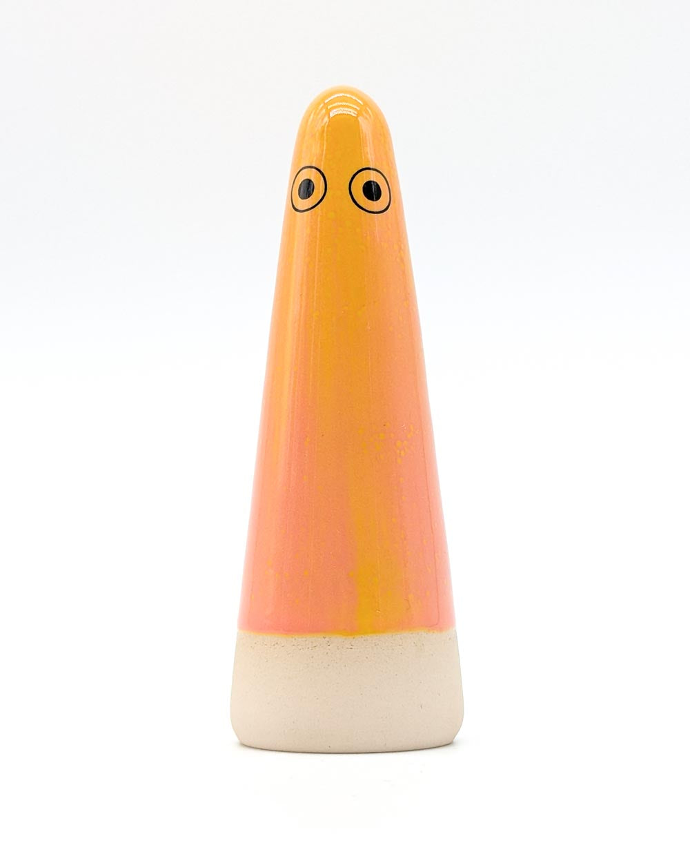 Keramikfigur Ghost No. 18 von Studio Arhoj, konisch, orange glasiert, mit unglasiertem Tonboden und zwei schwarzen Punkten als Augen, inspiriert von Shinto-Ideen.