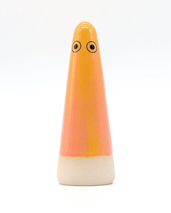 Keramikfigur Ghost No. 18 von Studio Arhoj, konisch, orange glasiert, mit unglasiertem Tonboden und zwei schwarzen Punkten als Augen, inspiriert von Shinto-Ideen.