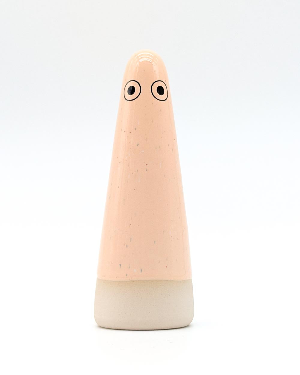 Keramikfigur Ghost No. 25: Minimalistische, handgefertigte, geisterähnliche Skulptur von Studio Arhoj, oben pfirsichfarben glasiert, unten naturbelassen.