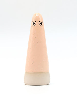 Keramikfigur Ghost No. 25: Minimalistische, handgefertigte, geisterähnliche Skulptur von Studio Arhoj, oben pfirsichfarben glasiert, unten naturbelassen.