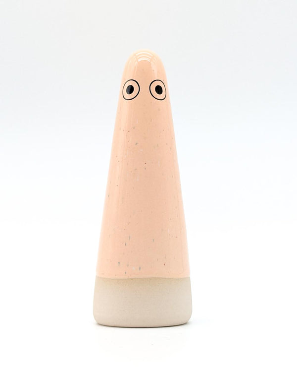 Keramikfigur Ghost No. 25: Minimalistische, handgefertigte, geisterähnliche Skulptur von Studio Arhoj, oben pfirsichfarben glasiert, unten naturbelassen.