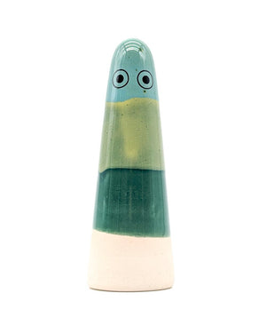 Keramikfigur Ghost No. 26: Kleiner, handgefertigter, konischer Geist mit horizontalen Streifen und minimalistischen Gesichtszügen, inspiriert von japanischer Shinto-Tradition. Ideal als Dekor oder Alltagshelfer.