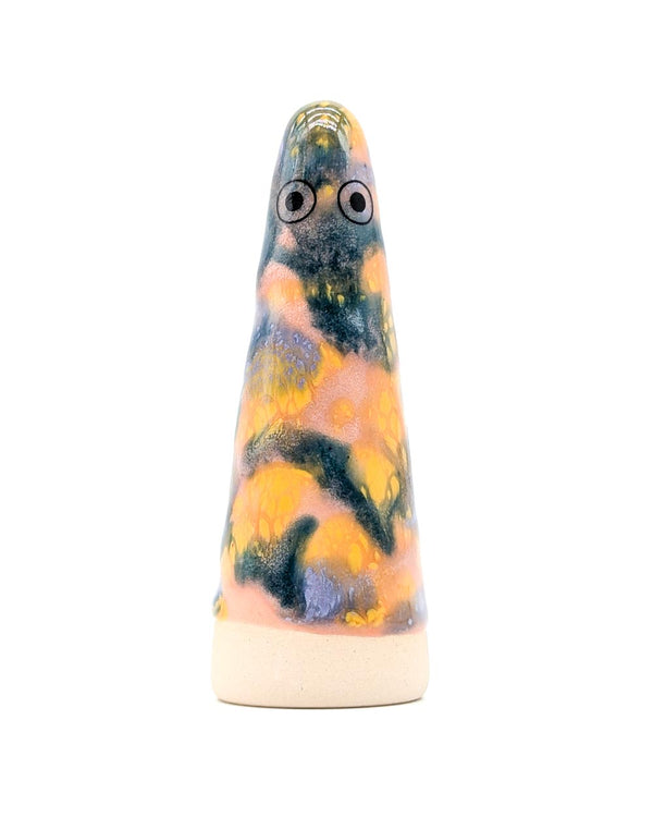Keramikfigur Ghost No. 30 von Studio Arhoj, handgefertigt, marbled glaze und mit Augen verziert, dient als dekoratives Element oder nützliches Accessoire.