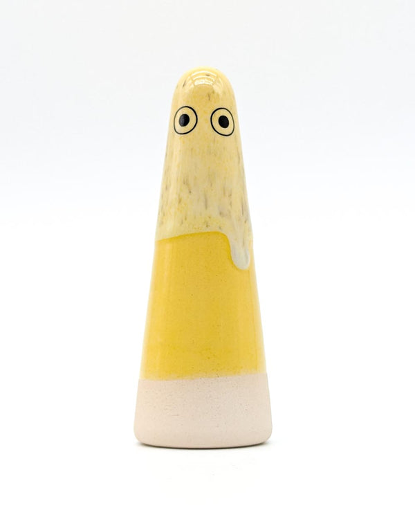 Kleiner, handgefertigter Geisterfigurine Ghost No. 31 aus Keramik von Studio Arhoj, mit minimalistischen Augen, ideal als Dekoration oder funktionales Wohnaccessoire.