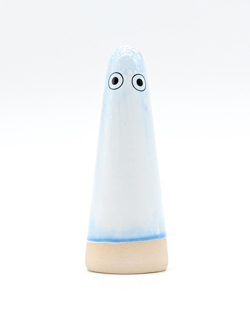Keramikfigur Ghost No. 34 von Studio Arhoj, ein handgeformter, blassblauer Geisterkegel mit Augen, dient als dekoratives Objekt oder nützlicher Alltagsbegleiter.