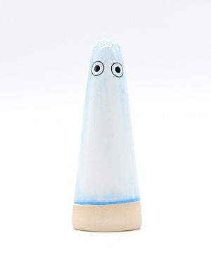 Keramikfigur Ghost No. 34 von Studio Arhoj, ein handgeformter, blassblauer Geisterkegel mit Augen, dient als dekoratives Objekt oder nützlicher Alltagsbegleiter.
