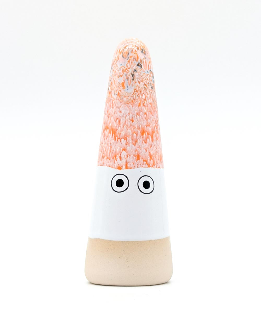 Geisterfigur Ghost No. 35 aus Keramik, von Studio Arhoj: Handgeformt, orange glasiert mit Augen, beige Basis. Vielseitig als Dekor oder nützliches Accessoire. Unikat aus Dänemark.