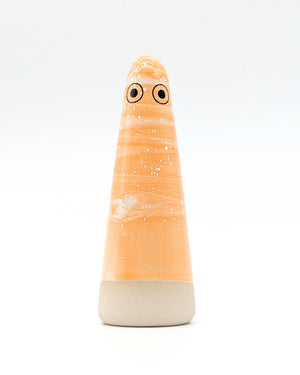 Geisterfigur Ghost No. 37, keramik, konisch, mit unglasiertem Sockel und glänzend orange-weiß gesprenkeltem Oberteil, zwei schwarze Augen, handgefertigt von Studio Arhoj, inspiriert von Shinto-Ideen.
