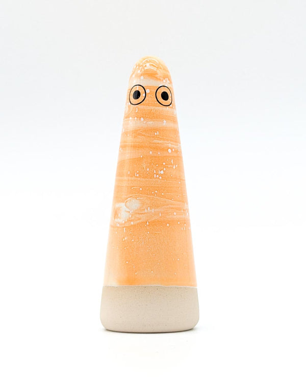 Geisterfigur Ghost No. 37, keramik, konisch, mit unglasiertem Sockel und glänzend orange-weiß gesprenkeltem Oberteil, zwei schwarze Augen, handgefertigt von Studio Arhoj, inspiriert von Shinto-Ideen.