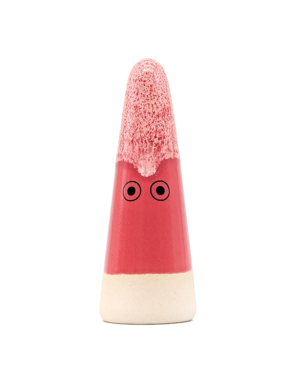 Keramikfigur Ghost No. 38, handgefertigt von Studio Arhoj, mit Gesicht auf rotem Streifen, dient als dekoratives Unikat und vielseitiges Wohnaccessoire.