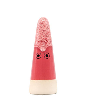 Keramikfigur Ghost No. 38, handgefertigt von Studio Arhoj, mit Gesicht auf rotem Streifen, dient als dekoratives Unikat und vielseitiges Wohnaccessoire.