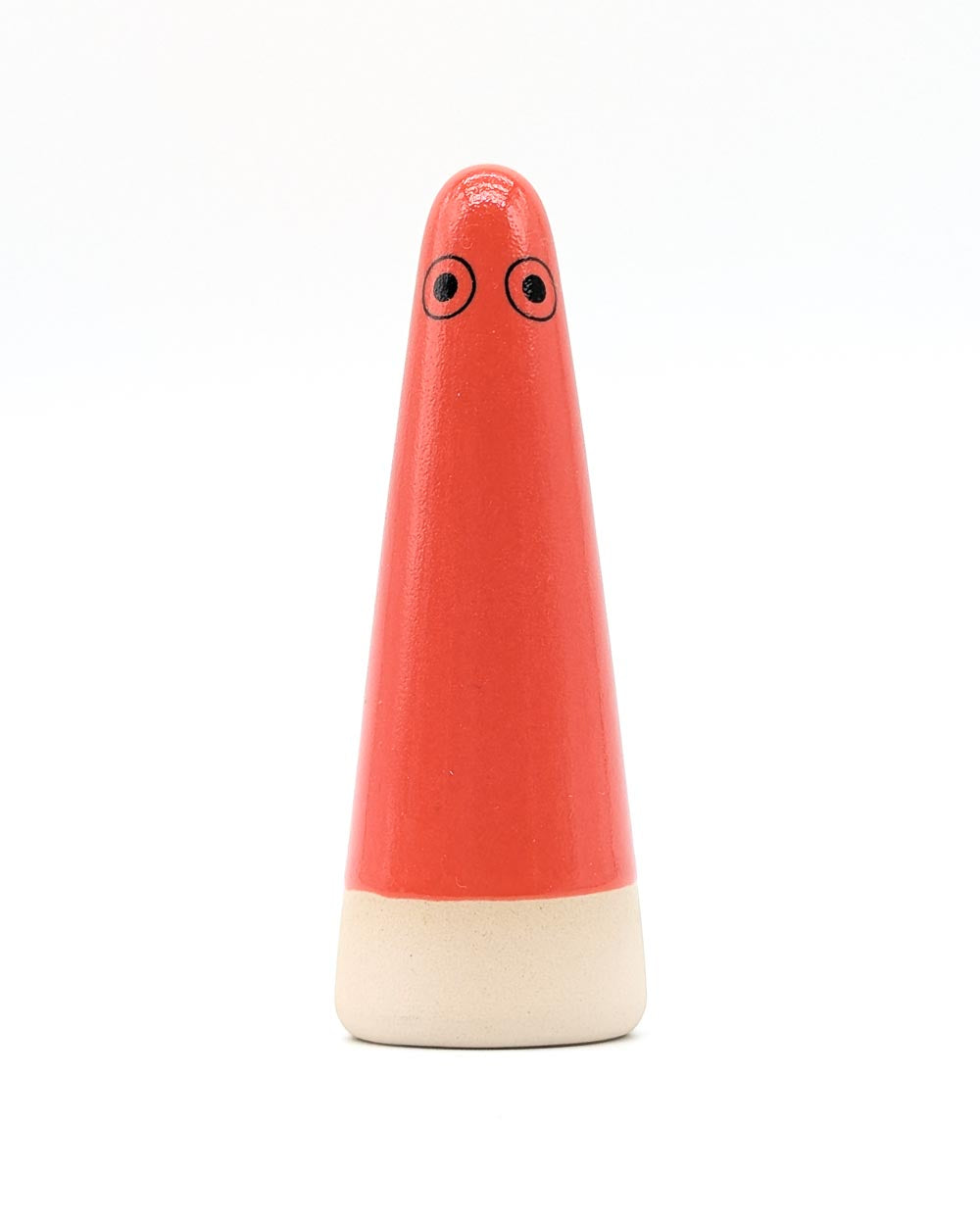 Keramikfigur Ghost No. 39 von Anders Arhøj, handgeformt, mit roter Glasur und unglasiertem Ton an der Basis, charakterisiert durch schwarze Augen.