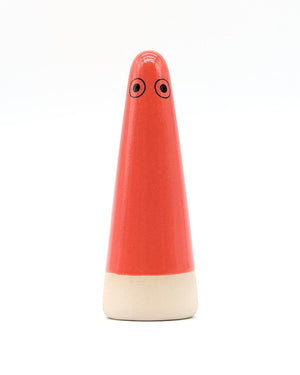 Keramikfigur Ghost No. 39 von Anders Arhøj, handgeformt, mit roter Glasur und unglasiertem Ton an der Basis, charakterisiert durch schwarze Augen.