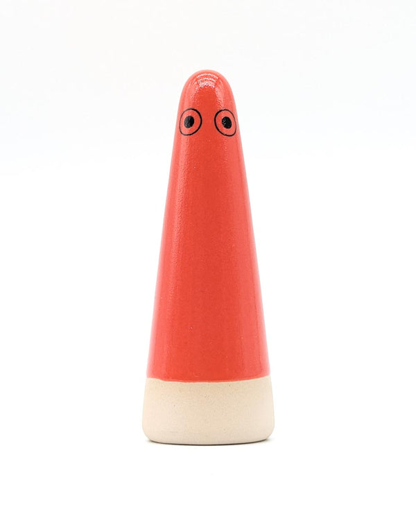 Keramikfigur Ghost No. 39 von Anders Arhøj, handgeformt, mit roter Glasur und unglasiertem Ton an der Basis, charakterisiert durch schwarze Augen.