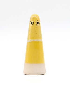 Keramikfigur Ghost No. 40: Handgefertigter, gelb glasierter, kleiner Geisterkegel mit Augen, inspiriert von Shinto-Ideen, vielseitig einsetzbar, einzigartig, von Studio Arhoj, Dänemark.