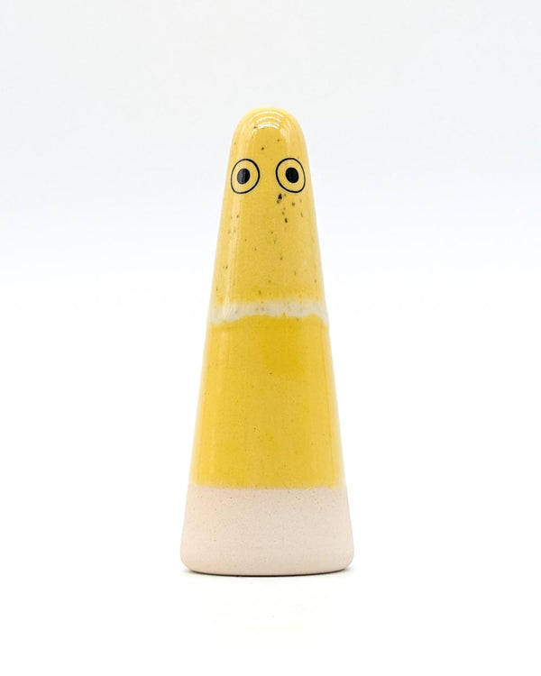 Keramikfigur Ghost No. 40: Handgefertigter, gelb glasierter, kleiner Geisterkegel mit Augen, inspiriert von Shinto-Ideen, vielseitig einsetzbar, einzigartig, von Studio Arhoj, Dänemark.