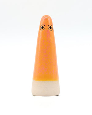 Keramikfigur Ghost No. 42: Kegelförmiger Geist mit orange-glänzender Glasur und schwarzen Augen, handgefertigt von Studio Arhoj in Dänemark. Perfekt als Dekor- oder Alltagsobjekt.