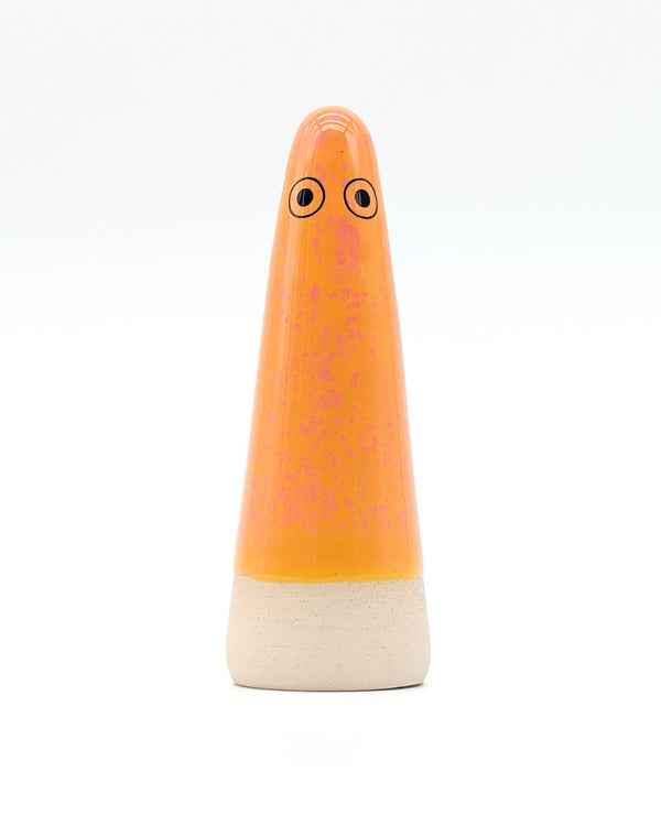 Keramikfigur Ghost No. 42: Kegelförmiger Geist mit orange-glänzender Glasur und schwarzen Augen, handgefertigt von Studio Arhoj in Dänemark. Perfekt als Dekor- oder Alltagsobjekt.