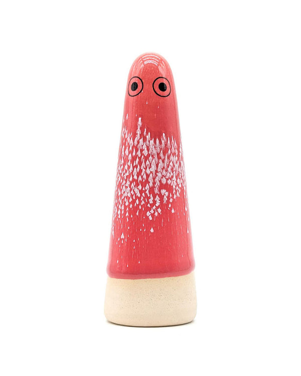 Keramikfigur Ghost No. 43, konisch, mit rot-weiß gesprenkelter Glasur und minimalistischen Gesichtszügen. Handgefertigt von Studio Arhoj, vielseitig als Deko oder Alltagsbegleiter einsetzbar.