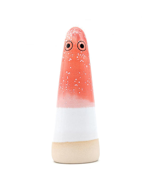 Keramikfigur Ghost No. 44, konisch, mit speckled korall-orangem Oberteil und zwei schwarzen Augen, weißem Mittelteil, natürlichem Tonboden; handgefertigt, inspiriert von Shinto-Ideen.