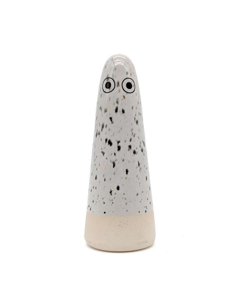 Studio Arhoj - Ghost No. 85: Handgefertigte, minimalistische Keramikfigur mit glasiertem oberen Teil und unglasiertem Unterteil, inspiriert von Shinto-Prinzipien, ideal als Dekor oder praktisches Objekt.