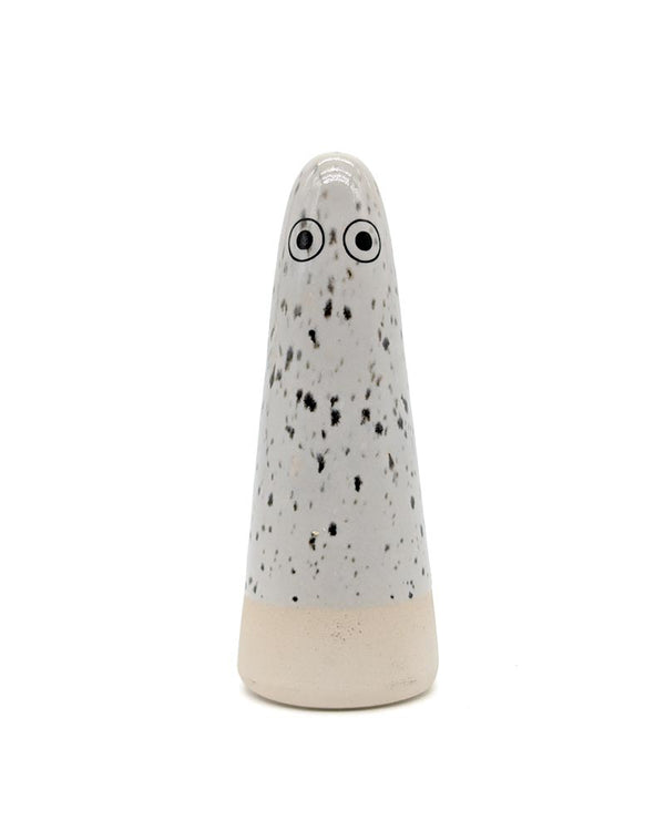 Studio Arhoj - Ghost No. 85: Handgefertigte, minimalistische Keramikfigur mit glasiertem oberen Teil und unglasiertem Unterteil, inspiriert von Shinto-Prinzipien, ideal als Dekor oder praktisches Objekt.