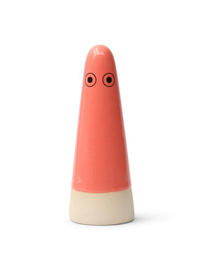 Studio Arhoj - Ghost Verano: Handgefertigte Keramikfigur mit korall-pinker Glasur und schwarzen Augen, ideal als dekorativer Wohnaccessoire oder praktischer Helfer im Alltag.